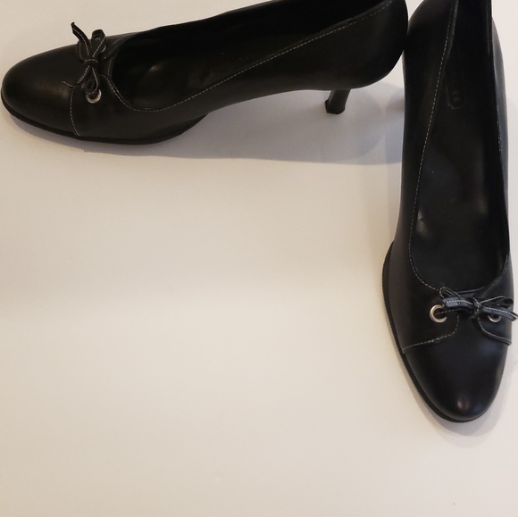 Coach Pumps - Picture 2 of 6